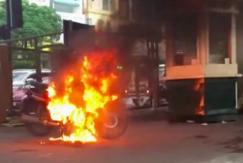 Clip: Người đàn ông đốt xe máy giữa phố Hà Nội vì... bị phạt