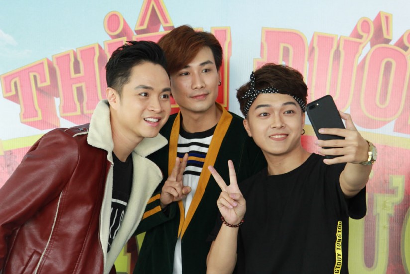 Nhật Tinh Anh, Chí Thiện và Khánh Hoàng cùng nhau selfie trong sự kiện.