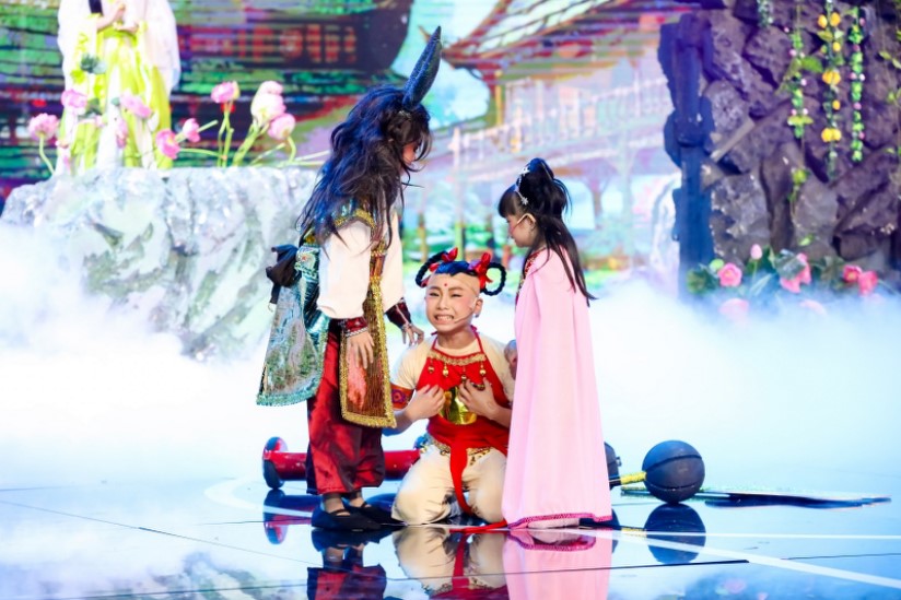 Tô Trung Tín nhập vai  hết mình trên sân khấu. 