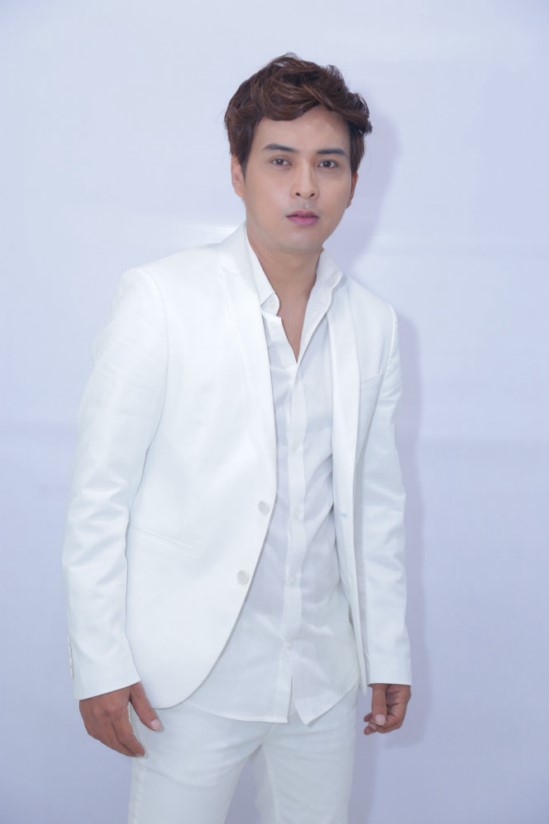 Hồ Quang Hiếu bảnh bao với suit trắng sẽ trình diễn bản hit mới nhất mang tên 