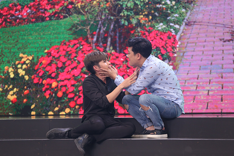 Trường Giang và Jun Phạm bất ngờ tái hiện cảnh hôn ân ái của cặp đôi Việt Hương và Anh Đức ngay trên sân khấu khiến khán giả sửng sốt.