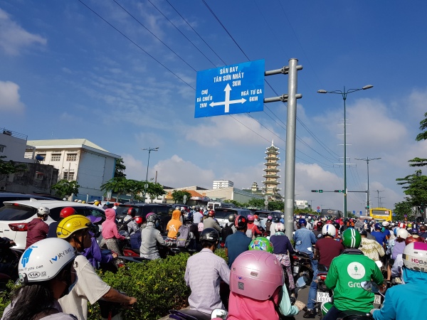 Tuyến đường Phạm Văn Đồng dẫn vào sân bay Tân Sơn Nhất thường xuyên gặp tình trạng kẹt xe, ùn ứ giao thông (ảnh chụp vào sáng ngày 10/7)