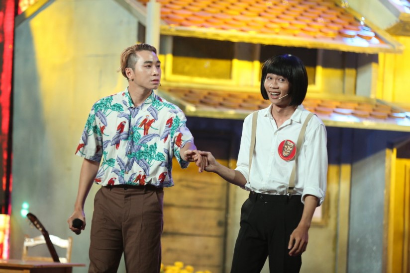 Dù lần đầu diễn hài nhưng Karik đã khiến các fan phát sốt khi bắt cặp và tung hứng khá ăn ý với “hiện tượng” của Cười Xuyên Việt - Hồng Thanh.