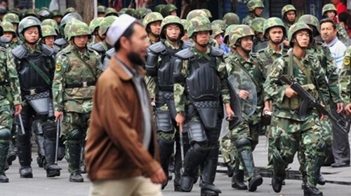 Lực lượng an ninh Trung Quốc ở Tân Cương. Ảnh: BBC