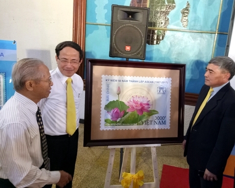 Thứ trưởng Bộ Thông tin và Truyền Thông Nguyễn Minh Hồng (bìa phải) và Tổng Giám đốc Tổng Công ty Bưu điện Việt Nam Phạm Anh Tuấn (đứng giữa) tham quan khu trưng bày tem tại buổi lễ phát hành.