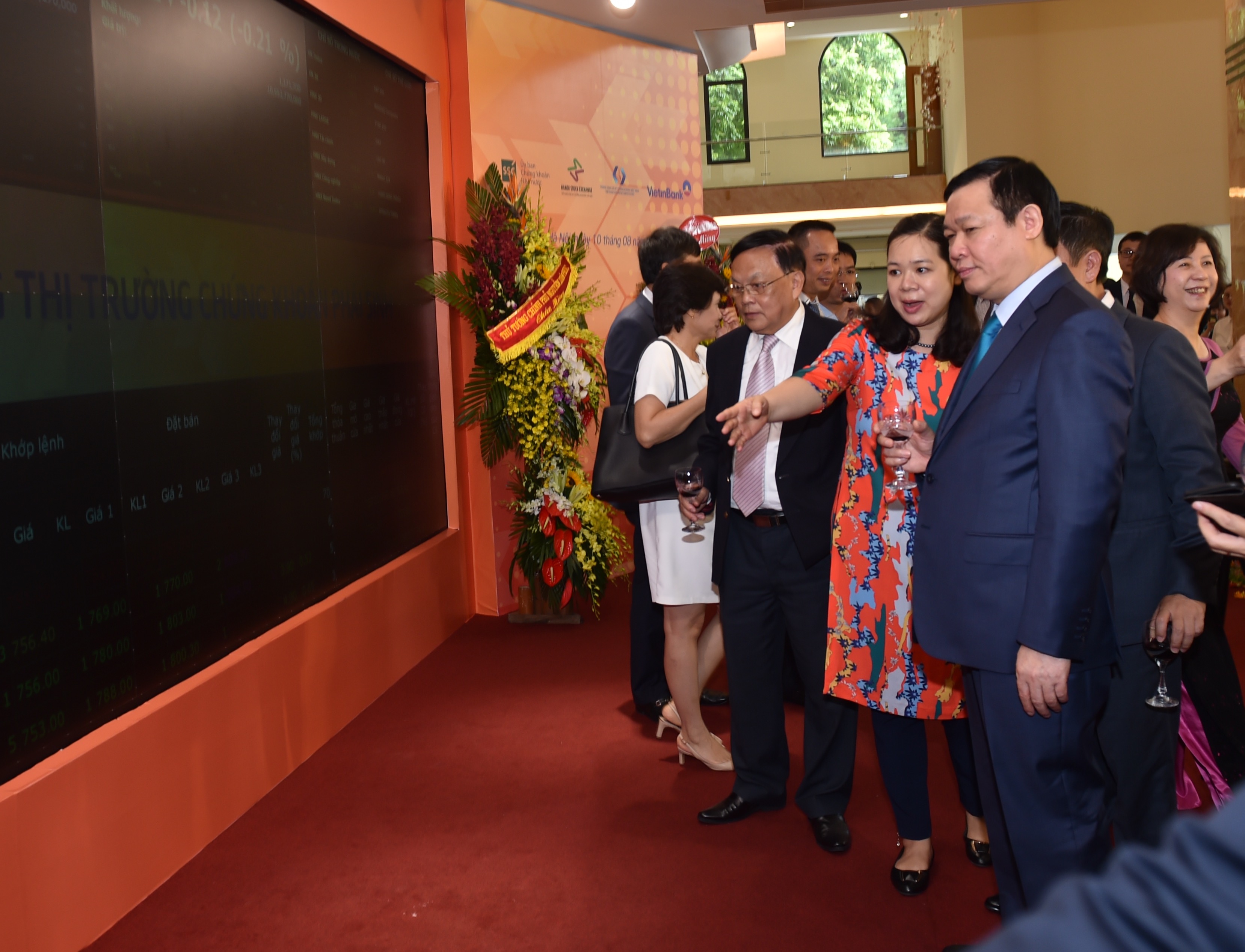 Phó Thủ tướng Vương Đình Huệ  theo dõi bảng hiển thị phiên giao dịch chứng khoán sáng 10/8. Ảnh: VGP