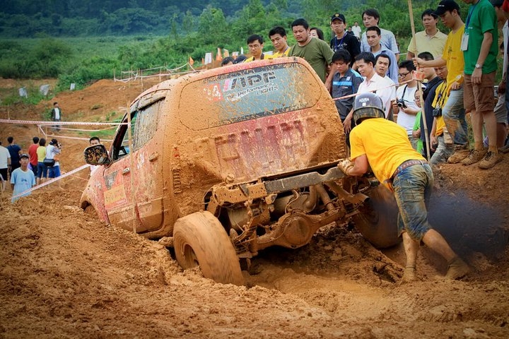 Để vượt địa hình tốt hơn, đội thi đã không ngần ngại cắt bỏ thùng sau chiếc xe Mitsubishi Triton.