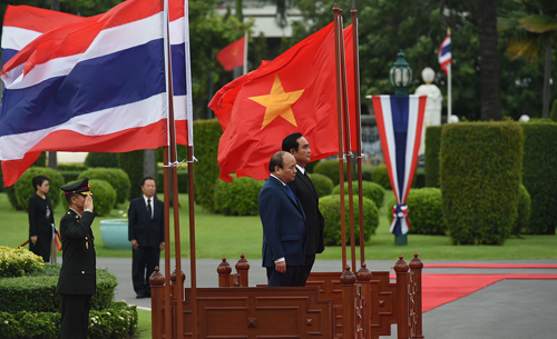 Thủ tướng Nguyễn Xuân Phúc và Thủ tướng Thái Lan Prayuth Chan-o-cha tại lễ đón. Ảnh: VGP/Quang Hiếu 
