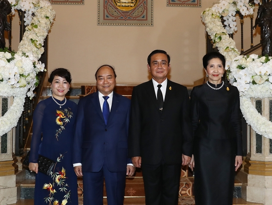 Thủ tướng Chính phủ Nguyễn Xuân Phúc và Phu nhân chụp ảnh với  Thủ tướng Thái Lan Prayuth Chan-o-cha và Phu nhân