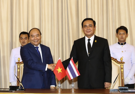 Thủ tướng Chính phủ Nguyễn Xuân Phúc trong cuộc gặp với Thủ tướng Thái Lan Prayuth Chan-o-cha.