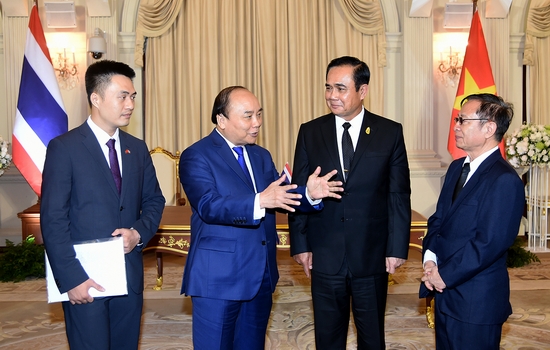 Hai Thủ tướng trao đổi sau lễ ký kết. Ảnh: VGP/Quang Hiếu