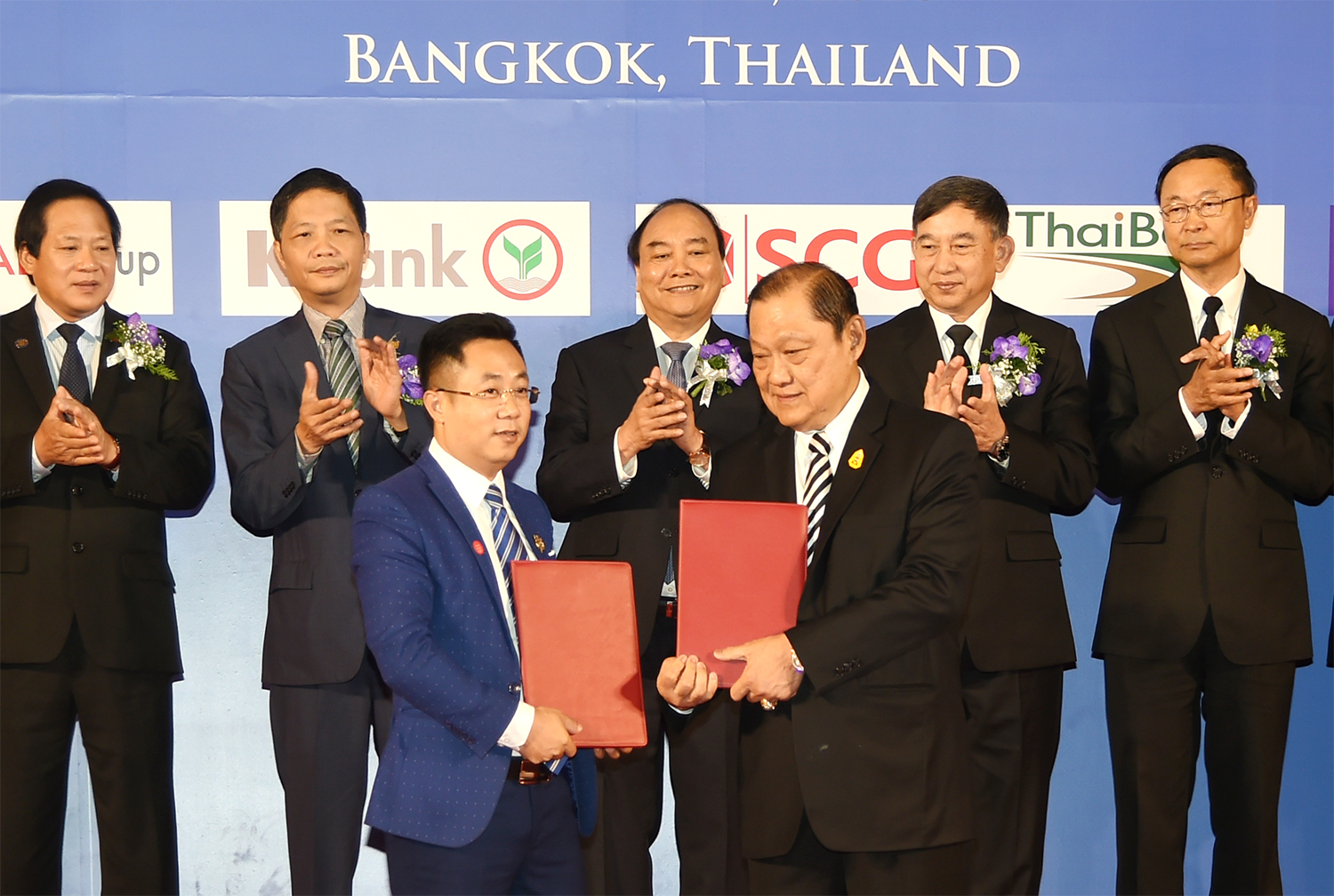 Thủ tướng Nguyễn Xuân Phúc và Phó Thủ tướng Thái Lan Prajin Juntong chứng kiến DN hai nước trao đổi thỏa thuận hợp tác. Ảnh: VGP/Quang Hiếu 