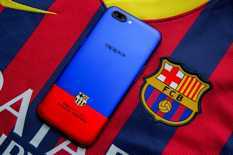  Phiên bản đặc biệt của OPPO R11 sở hữu mặt lưng kim loại với 2 tông màu sắc xanh và đỏ (màu sắc đặc trưng của câu lạc bộ Barcelona), đi kèm đó là huy hiệu của đội bóng lừng danh Barcelona được mạ vàng 18K mang đến cảm giác sang trọng và cao cấp.