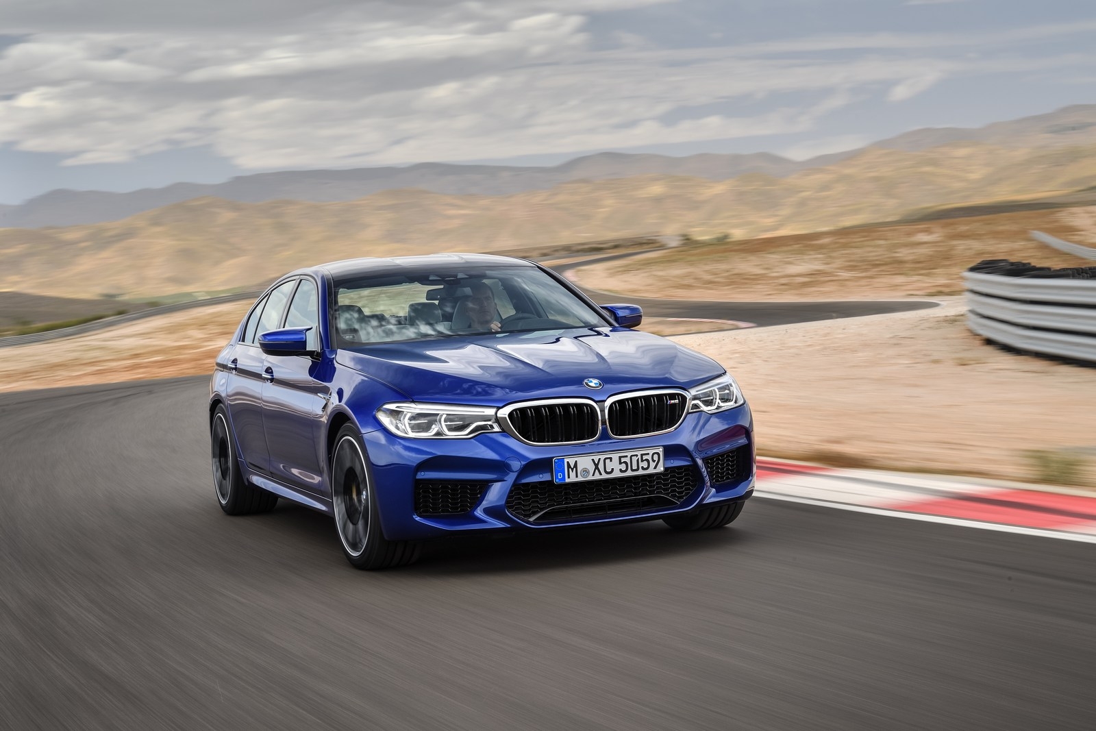 BMW M5 2018 là thế hệ M5 đầu tiên được trang bị hệ dẫn động 4 bánh toàn thời gian.
