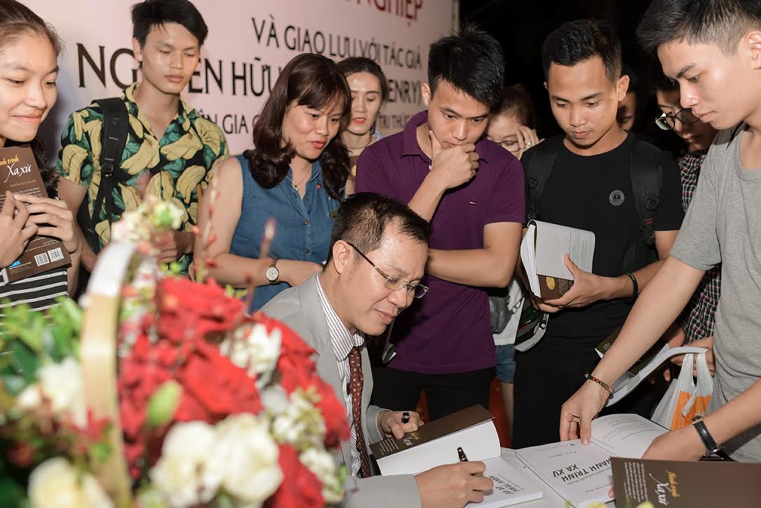Anh Nguyễn Hữu Thái Hòa ký tặng sách cho bạn đọc tham dự lễ ra mắt sách và giao lưu với tác giả