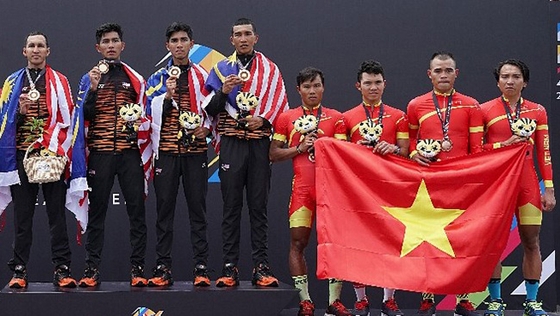 Đội đua Malaysia và Việt Nam trên bục nhận huy chương