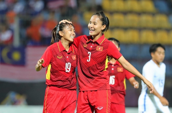 Niềm vui của Huỳnh Như (19) sau khi nâng tỉ số lên 4-0 cho nữ Việt Nam.Ảnh: Tuổi trẻ