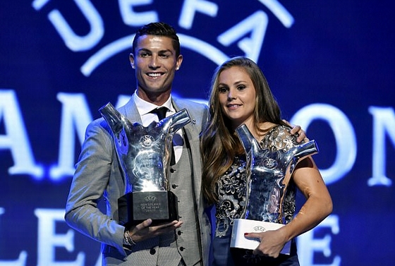 C.Ronaldo và trên bục nhận giải của UEFA