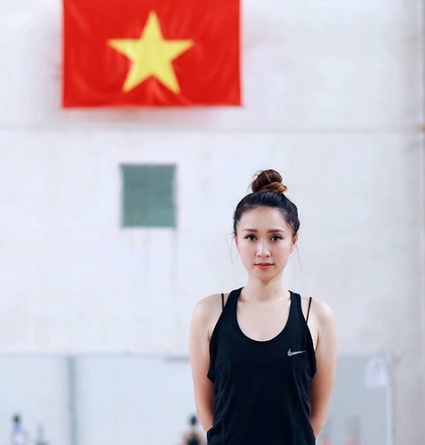 Cách đây 10 năm, HLV Nguyễn Thu Hà được xem là công chúa của thể dục nghệ thuật Việt Nam. Tuy nhiên, trên cương vị mới là HLV dẫn trò đi tham dự SEA Games 29, cô nàng 8X này vẫn thể hiện được độ hot của mình.