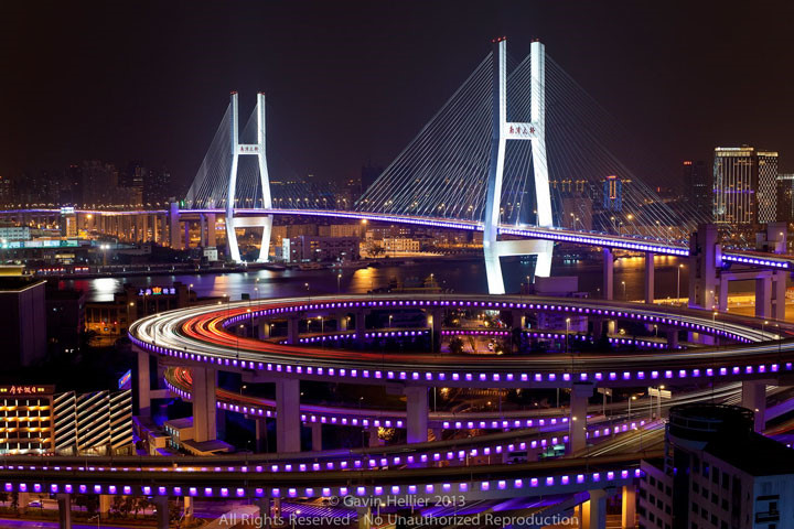 Cầu Nanpu, Thượng Hải, Trung Quốc: Cầu Nanpu bắc ngang sông Hoàng Phố là một trong những cây cầu chính ở TP Thượng Hải và là cây cầu dây cáp đầu tiên ở Trung Quốc với một nhịp cầu dài hơn 400m. Với cấu trúc hình xoắn ốc, cây cầu giống như một con rồng nằm ngang, trở thành một điểm thu hút khách du lịch nổi tiếng.
