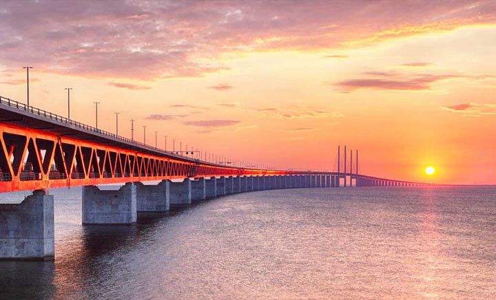 Cầu Oresund, biểu tượng ngoại giao của Đan Mạch và Thụy Điển: Oresund là sự kết hợp giữa một cây cầu dây văng dài 8km và một đường hầm ngầm dưới biển dài 4km; điểm trung chuyển là đảo nhân tạo Peberholm. Cây cầu được đưa vào sử dụng từ 7/2000, nối thủ đô Copenhagen của Đan Mạch và thành phố Malmo của Thụy Điển.