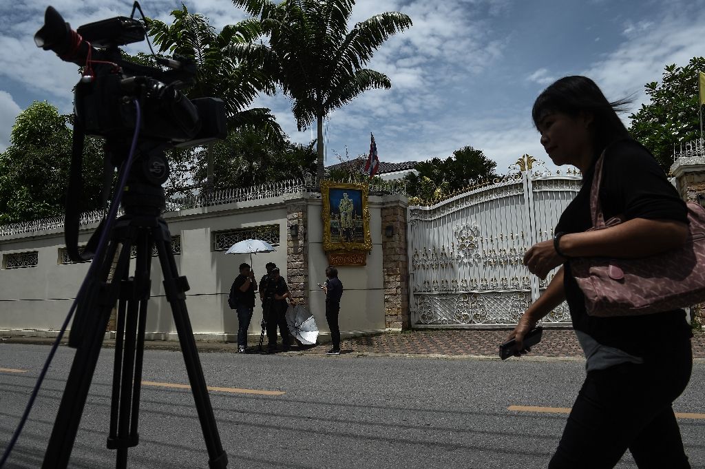 Cảnh sát đang tập trung trước nhà của bà Yingluck