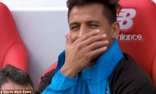 ... ngoài sân cười bí hiểm, Sanchez khiến người hâm mộ nghi ngờ hết động lực thi đấu cho Arsenal!