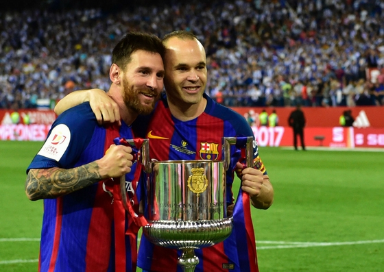 Barca tuyên bố không bao giờ bán Messi, Iniesta!