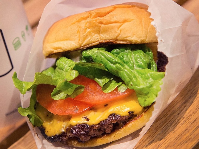 Vào bữa trưa, Bill Gates sẽ chọn một món ăn yêu thích trong danh sách của mình. Trong một lần phỏng vấn trên Reddit AMA, ông cho biết món đặc biệt mê là Cheeseburger.