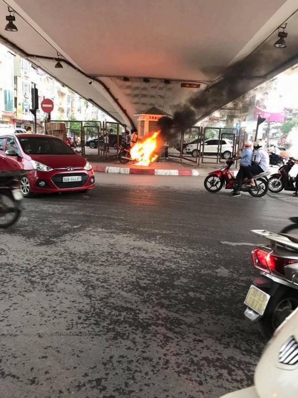 Chủ xe sau khi bị bắt lỗi giao thông đã đốt luôn chiếc xe của mình. Nguồn FB