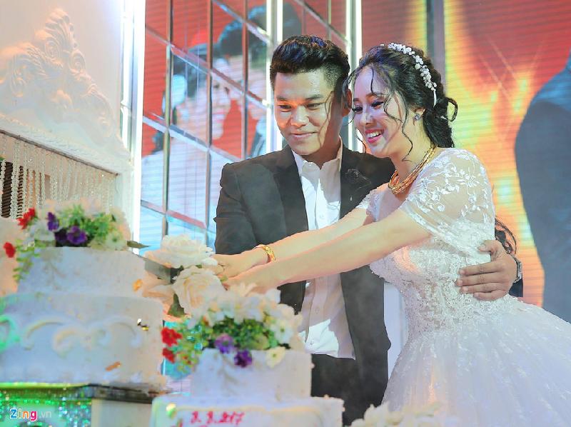 Vợ chồng Lê Phương thực hiện các nghi lễ cắt bánh, rót rượu vang tại tiệc cưới. 