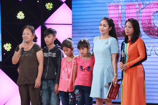 Tuy phải dừng cuộc chơi sớm nhưng chị Lê Thị Hà vẫn được tặng giải thưởng hơn 15 triệu đồng cho 2 đứa trẻ