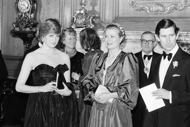 Tháng 3/1981 - Đính hôn:  Lần đầu tiên, quý cô Diana Spencer sánh bước bên Thái tử Charles công khai trong một sự kiện ở London.  