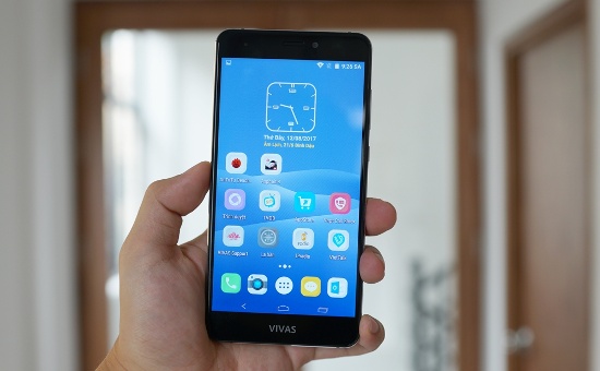 Vivas Lotus S3 LTE: là smartphone mang thương hiệu Việt Nam duy nhất trong danh sách, được sản xuất bởi VNPT Technology - đơn vị thành viên của Tập đoàn VNPT. Vivas Lotus S3 LTE vừa mới được ra mắt vào tháng 7/2017 và là bản nâng cấp mạnh mẽ từ phiên bản S2 Pro ra mắt hồi năm ngoái. 