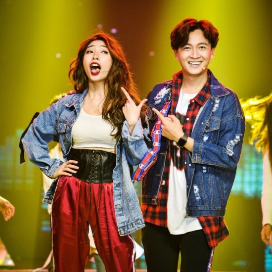 Đặc biệt, ca khúc mới toanh Yêu không đường lui, cũng được cặp đôi trình diễn lần đầu tiên trên sân khấu.