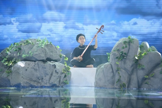 Tấn Bảo làm xao xuyến cả khán phòng với ca khúc nhạc cách mạng Tiếng hát rừng Pác Bó.
