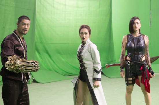 Hình ảnh hậu trường về bộ phim võ thuật giả tưởng có sự xuất hiện của Jonny Trí Nguyễn, Ngô Thanh Vân và Bảo Anh đã nhanh chóng thu hút sự quan tâm của người hâm mộ. 