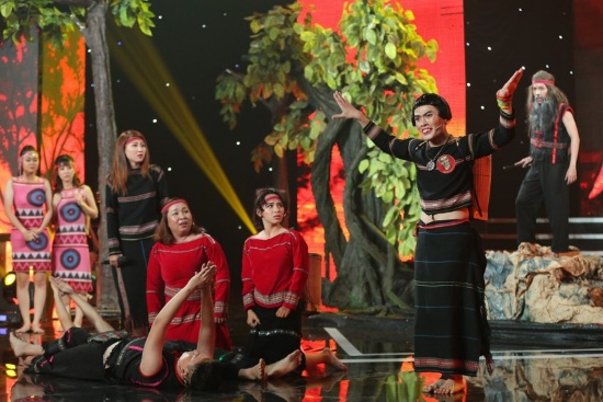  thí sinh Võ Tấn Phát với tiết mục “Chuyện tình Bơ Lang” do đạo diễn Diệp Tiên làm cố vấn cũng nhận được số điểm tuyệt đối từ ban giám khảo.