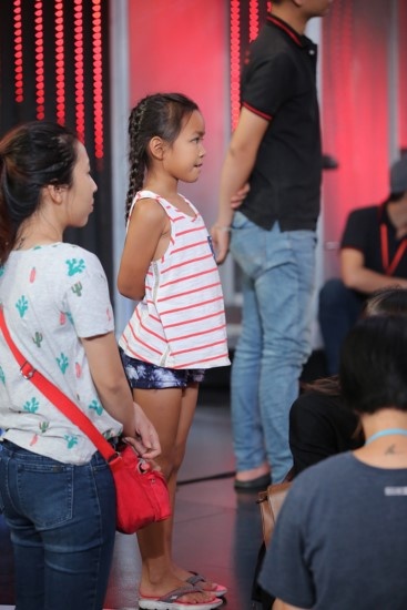 Hậu trường chương trình bất ngờ xuất hiện một fan nhí “cứng” của nghệ sĩ Việt Hương, đó chính là con gái Elyza Phương Vy. 