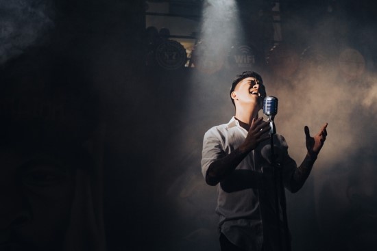 Nam ca sĩ Tuấn Hưng vừa đánh dấu sự trở lại trong âm nhạc bằng MV mới phát hành mang tên Chỉ còn một đêm cuối.