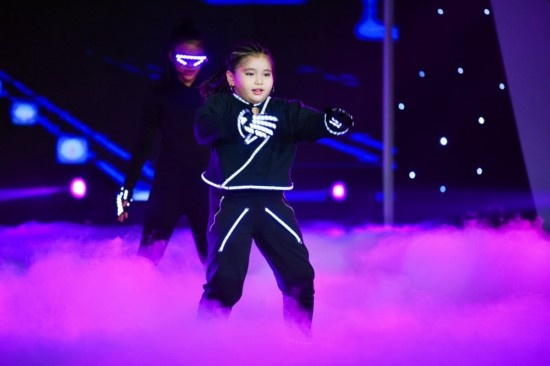Cô bé nhỏ tuổi nhất chương trình - Phương Vy mang đến một tiết mục hấp dẫn khi thể hiện một bài nhảy hiện đại trên nền nhạc dân ca. 