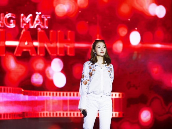 Ngoài vai trò Giám khảo, trong đêm chung kết của Gương Mặt Điện Ảnh, Minh Hằng sẽ hát tặng khán giả ca khúc “Ngôi sao cô đơn”, ca khúc chính trong phim “Sắc đẹp ngàn cân” mà cô tham gia. 