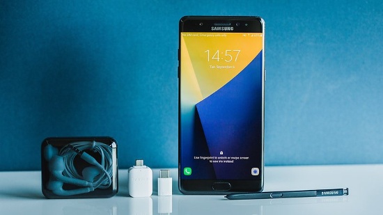 Thiết kế: Đây là một trong những tính năng nổi bật của Samsung Galaxy Note 7, thiết bị sở hữu khung kim loại với hai mặt đều là kính cường lực, màn hình cong tràn ra hai cạnh giống với S7 Edge. 