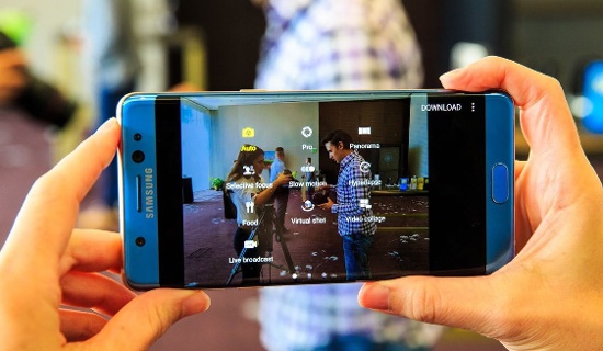 Ngoài ra camera của thiết bị còn hỗ trợ chức năng lấy nét tự động theo pha, ổn định hình ảnh quang học, đèn flash LED và quay video 4K. Theo Samsung thì camera của Note 7 thu sáng nhiều hơn 95% so với camera của S6.