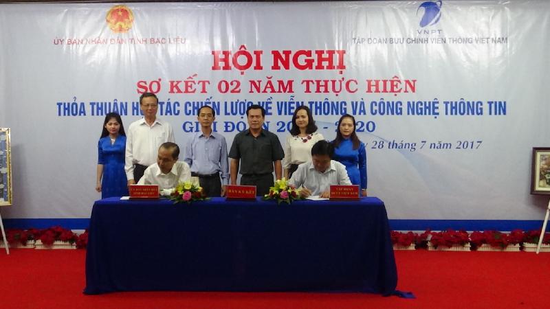 Phó Tổng Giám đốc Tập đoàn VNPT Huỳnh Quang Liêm và Phó Chủ tịch UBND tỉnh Bạc Liêu Phan Như Nguyện ký kết Kế hoạch hợp tác VT-CNTT giai đoạn 2017 - 2020.