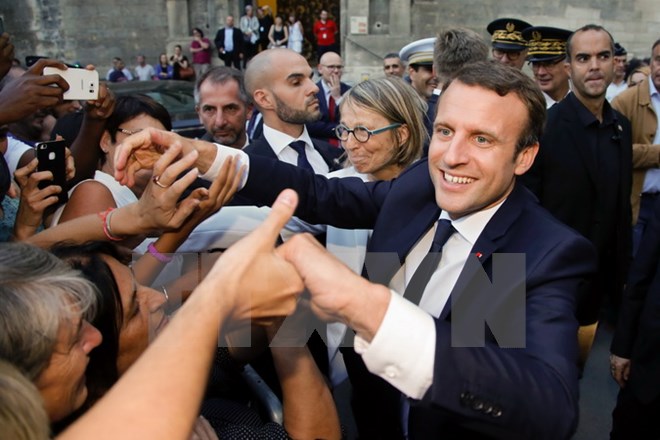 Tổng thống Pháp Emmanuel Macron (phải) tại Arles, Pháp ngày 19/7. (Nguồn: AFP/TTXVN)