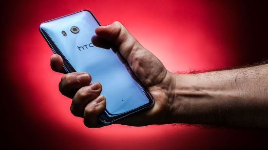 HTC U11: Thiết bị nổi bật với ngôn ngữ thiết kế mới đẹp và lạ nhờ hai mặt kính và khung sườn kim loại. Đặc biệt mặt lưng phía dưới lớp kính được phủ một lớp sơn đặc biệt, có thể biến đổi màu sắc tùy góc nhìn, tính năng mà ít thiết bị có được. 