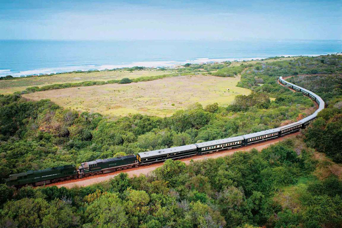 Là một trong những tuyến xe lửa có giá rẻ nhất châu Phi, tàu tốc hành Shongololo sẽ đưa bạn qua những khu bảo tồn hoang dã và các khu chợ trên khắp Namibia, Nam Phi và Zimbabwe. Ảnh: Rovos Rail.