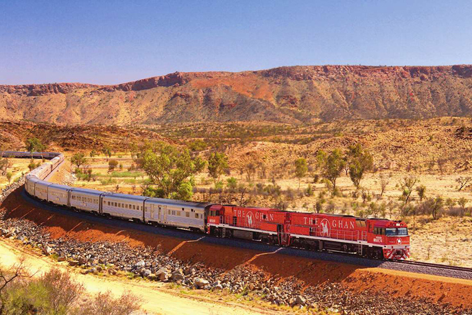 The Ghan sẽ đưa hành khách đi qua vùng đất đỏ trung tâm của Australia. Du khách sẽ được dịp quan sát cảnh quan thiên nhiên ấn tượng và cả đời sống người bản xứ lúc đoàn tàu đi qua. Ảnh: The Ghan.