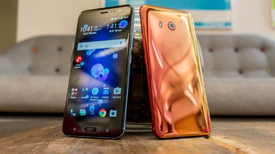 HTC U11: Đây là chiếc smartphone cao cấp nhất của nhà sản xuất Đài Loan hiện nay. Thiết bị nổi bật với thiết kế bóng bẩy, mặt lưng là kính cường lực bên dưới được phủ một lớp sơn có khả năng đổi màu theo điều kiện ánh sáng.